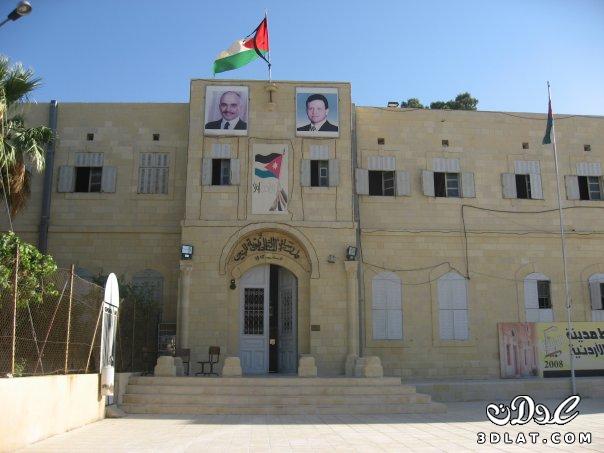 طلاب أردنيون يحرقون مدرستهم من أجل تغيير مدير المدرسة