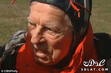 عجوز أمريكي يحتفل ببلوغه 100 عام بالقفز بمظلة من ارتفاع 13 ألف قدم