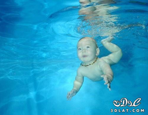 اطفال تحت الماء
