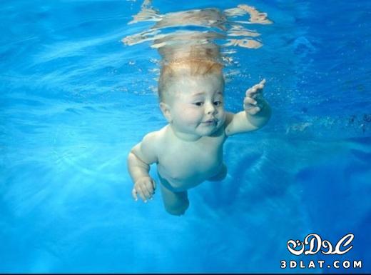 اطفال تحت الماء