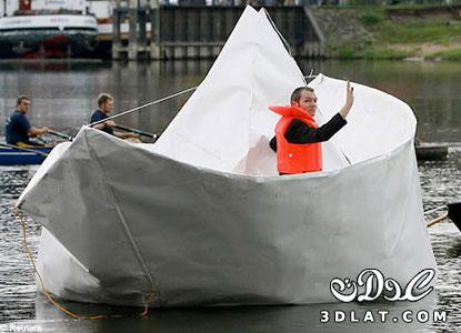 ألمانى يصنع قارب فى البحر من الورق