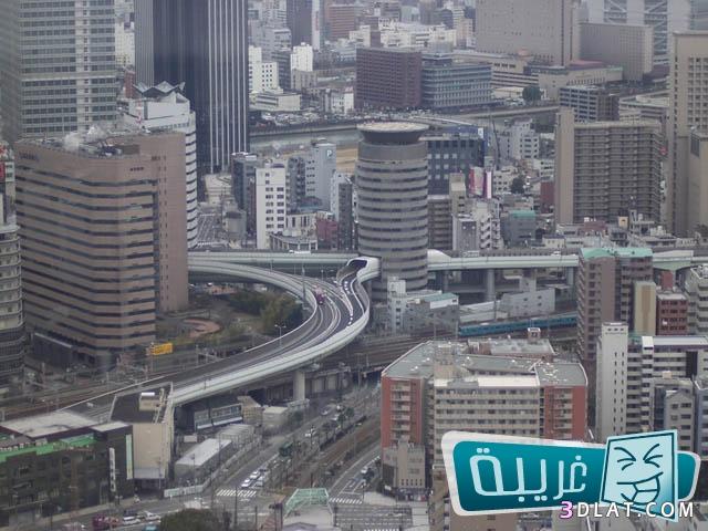 طريق سريع يمر داخل احد المبانى فى اليابان