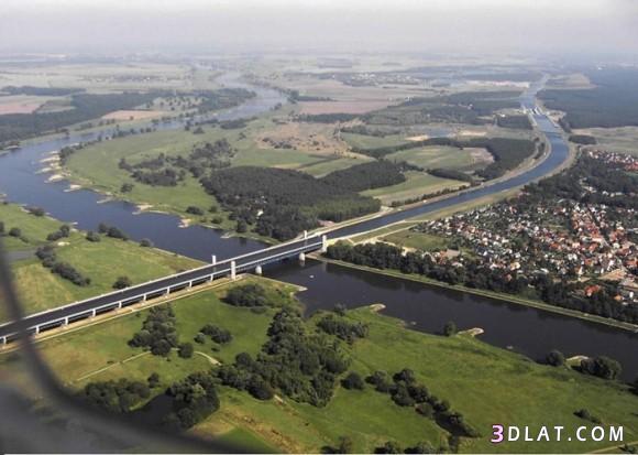 جسر مائي مدهش يمر فوق نهر في ألمانيا!!