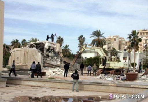 تحطيم تمثال جمال عبد الناصر في مدينة بنغازي