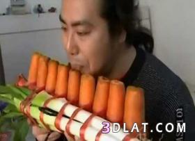 صينيان يصنعان آلات موسيقية من الخضروات