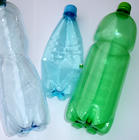 اصنعى عقد من الزجاجات البلاستيك الفارغة