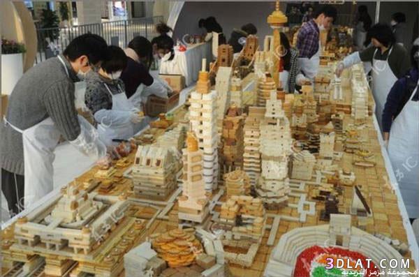 صيني يبني نموذج لمدينة شنجهاي من البسكويت