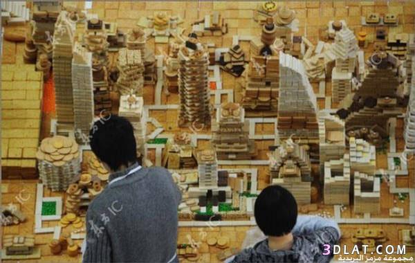 صيني يبني نموذج لمدينة شنجهاي من البسكويت