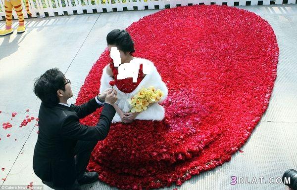 صيني يطلب يد صديقته بعد أن قدم لها فستانا