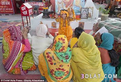قزمة هندية تصبح راهبة يعبدها الناس