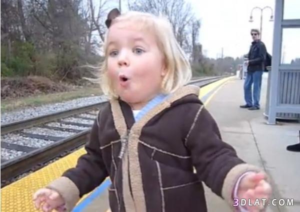 مشاهد فرحة طفلة بالقطار طفلة تصب بالدهشة لرؤية القطالر لاول مرة