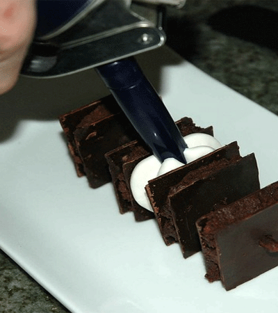 مربعات الشوكولاتة محشية بالكريمة