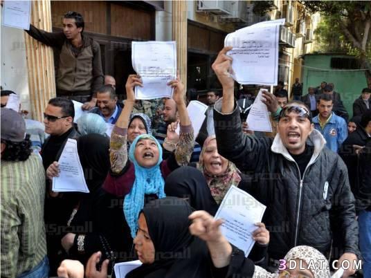 بالفيديو والصور.. العشرات في بورسعيد يتجمعون أمام الشهر العقاري لعمل توكيلات للج
