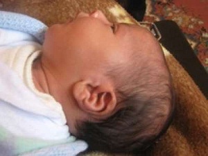 بالصور مصرية تضع مولودا يرسم علي اذنه لفظ الجلاله