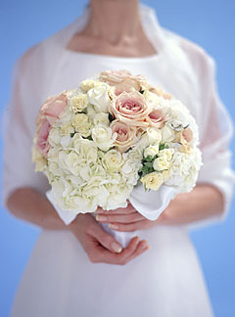بوكيهات ورد بيضاء للعروس 2024 اجمل البوكيهات البيضاء للعروس 2024