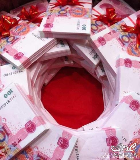 ثري صيني يهدي خطيبته 102 كيلو جرام من الأوراق المالية