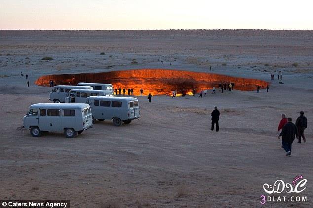 حفرة نارية مستعرة منذ 40 عامًا بقلب الصحراء