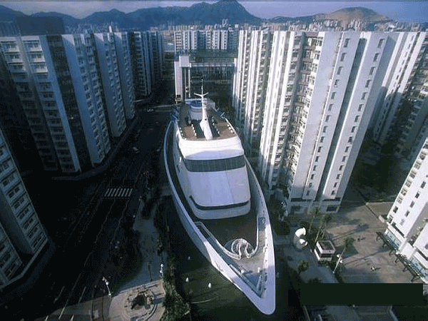 سفينة وسط العمارات السكنية صور 2024 ،