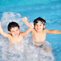تعليم السباحه للاطفال في سن مبكره يزيد من ذكائهم
