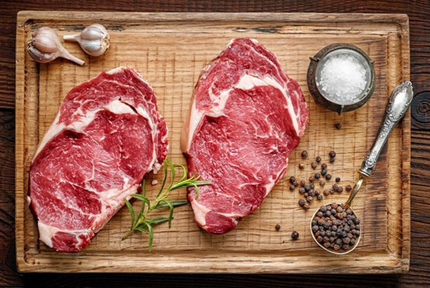 هل تناول اللحوم يزيد دهون الجسم و"الخصر" تحديدًا