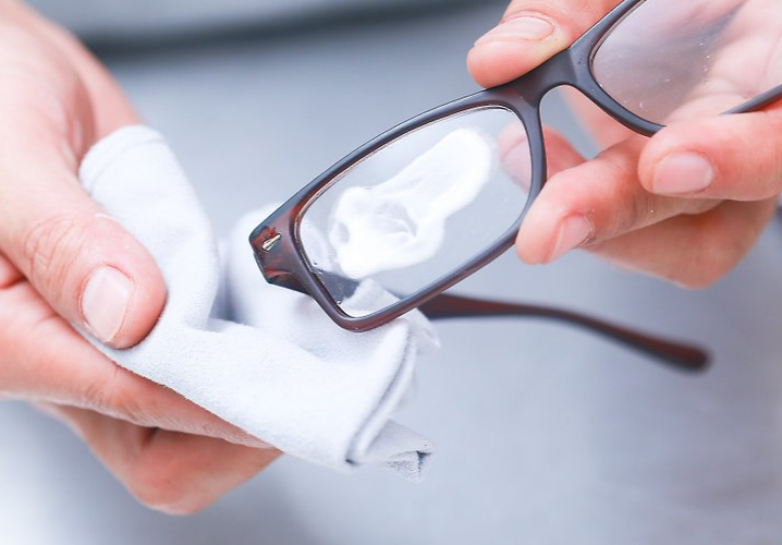 طريقة إزالة الخدوش من النظارة