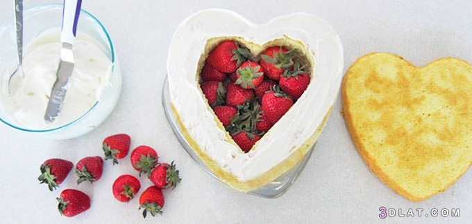 طريقة عمل تورتة الفراولة بعجينة السكر لعيد الحب بالصور,وصفه مصوره كيفيةعمل