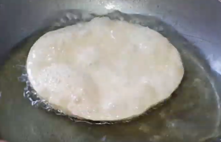 طريقة عمل خبز البوري الهندى،كيف تحضرين العيش الهندى بالخميرة وبدون خميره .