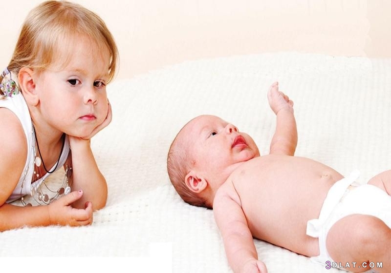 الغيرة عند الاطفال من المولود الجديد ،العلامات التي تدل على أن الطفل الكبير