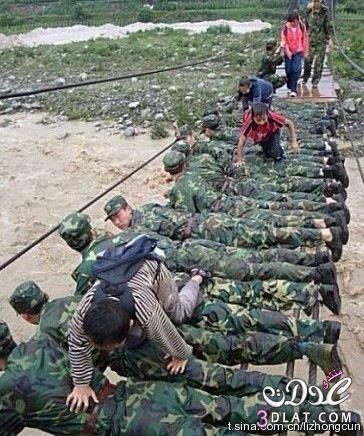 صورة معبرة, جسر من التضحية!! ,جنود صينيين يشكلون جسراً بشرياً بأجسامهمـ