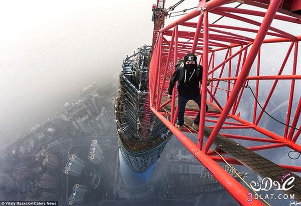 مغامران تسلقا برج شنغهاي أعلى مبنى بالصين