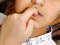 اسباب قضم الأظافر عند الأطفال وسبل حلها