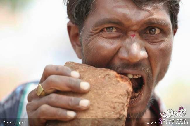 رجل ياكل الحجاره والطين من الهند سبحان الله