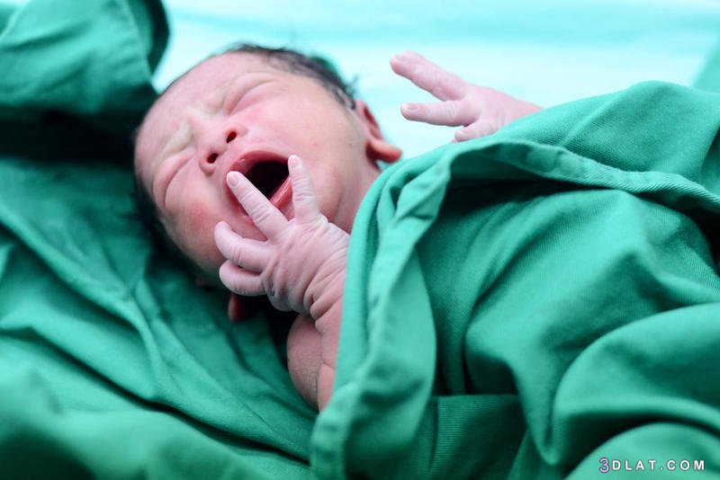 ما يتعرض له المولود بعد الولادة في الساعات الأولى