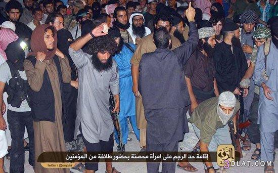 "داعش" تنشر صورا لجنودها أثناء رجمهم لـ"امرأة" بتهمة الزنا فى سوريا