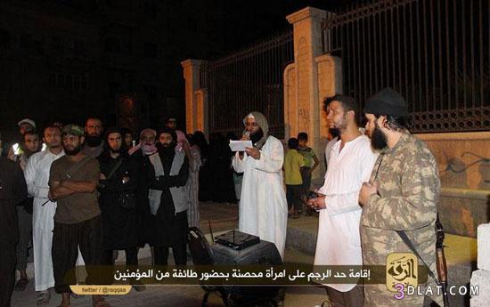 "داعش" تنشر صورا لجنودها أثناء رجمهم لـ"امرأة" بتهمة الزنا فى سوريا