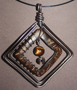 مجوهرات مميزة مصنوعة بمعدن الألمنيوم –الجزء الأول / العقود -