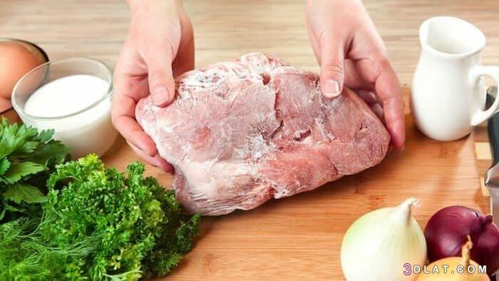 الطرق الصحيحة والآمنة لإذابة اللحوم المجمدة قبل طهيها .