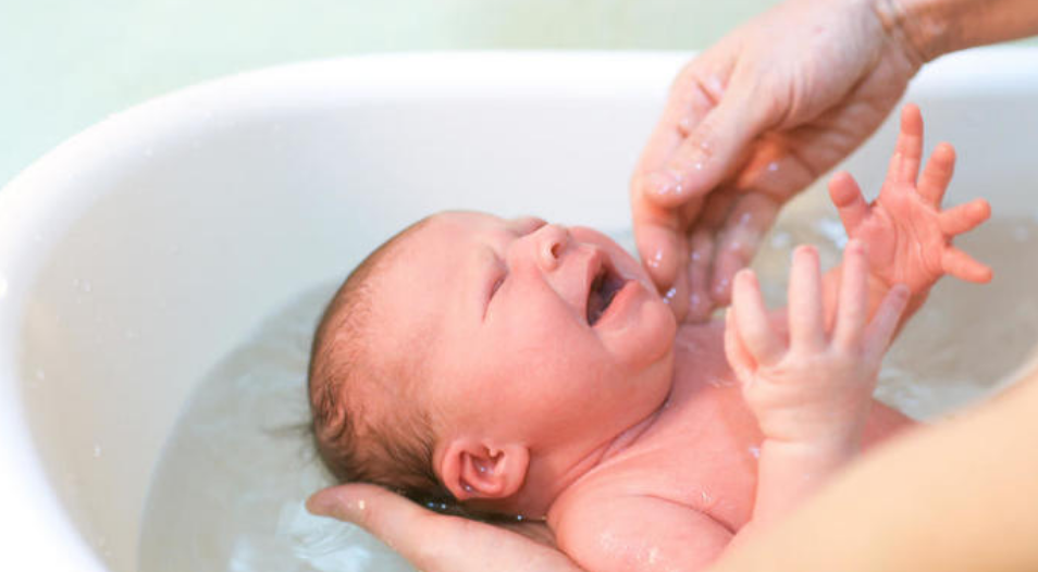 كيفية رعاية الطفل حديث الولادة بالصور والفديو  الرضاعة وتغذية الطفل ،الاستح