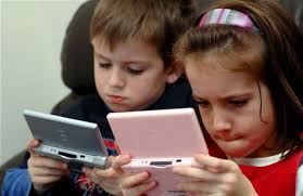 أضرار الألعاب الإلكترونية على الأطفال وفوائدها
