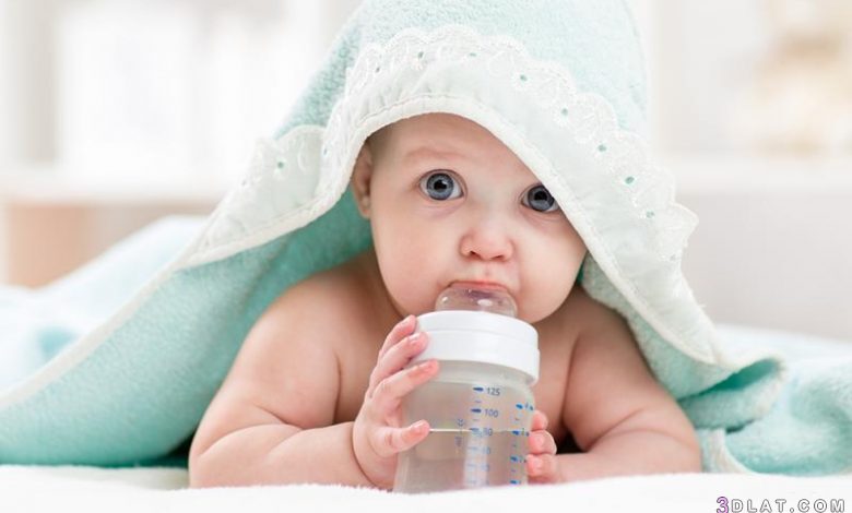 الرضيع وشرب الماء، متى يبدأ الرضيع بشرب الماء، السن المناسب لإعطاء الماء