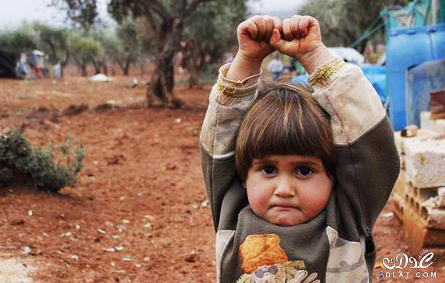 طفلة سورية تستسلم للكاميرا الصورة التي اثرت في نفوس الكثيرين