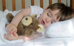 نوم الأطفال مع لعبهم المفضلة يساهم فى تحسين مهارات القراءة