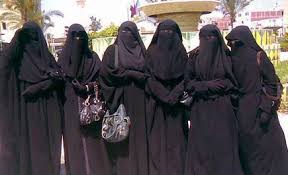 جماعات إسلامية تقود حملات دعوية وتطالب الفتيات بارتداء الحجاب