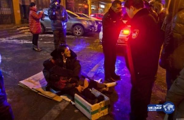 صور مؤلمة: رجل يعانق زوجته المتوفاة ساعتين في الشارع  في البرد القارس..!