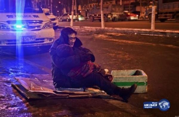 صور مؤلمة: رجل يعانق زوجته المتوفاة ساعتين في الشارع  في البرد القارس..!