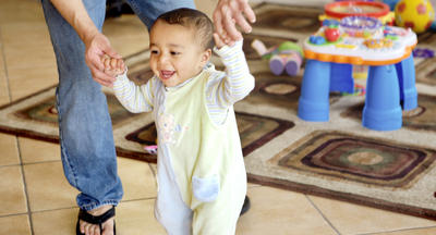 مراحل تطور الطفل: المشي ، كيف تساعدين طفلك على تعلم المشي ، مراحل مشي الطفل