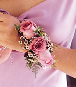 أساور من الورد الطبيعي للعروسه2024 أساور رائعة للعروسة 2024 من الورد الطبيعى