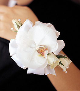 أساور من الورد الطبيعي للعروسه2024 أساور رائعة للعروسة 2024 من الورد الطبيعى