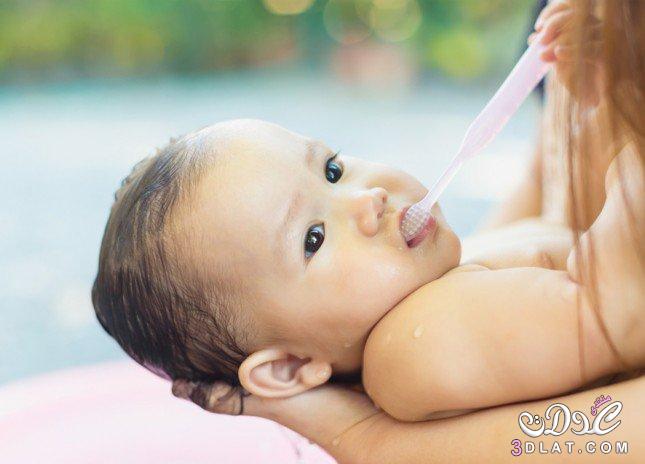 خطوات لتنظيف فم ولسان الطفل الرضيع