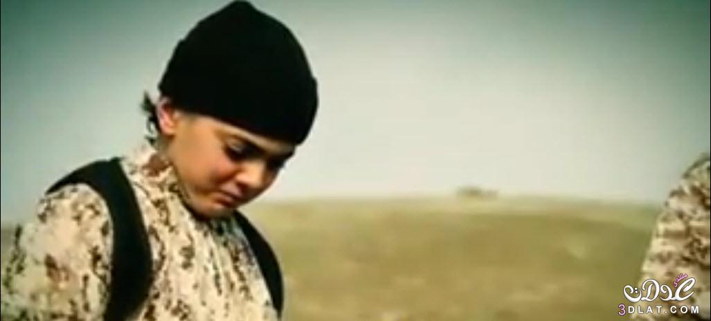 بالفيديو والصور "طفل داعشي" يعدم فلسطينيا بتهمة التجسس لصالح إسرائيل